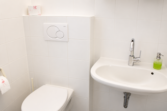 Badezimmer Saubere Toilette und modernes Waschbecken in einem hellen Badezimmer.